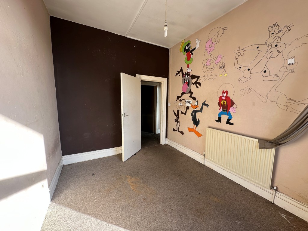 Lot: 66 - FREEHOLD MIXED USE INVESTMENT - Flat 2 second bedroom